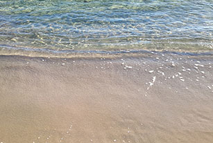 mare cristallino con fondali sabbiosi a Marina Romea mare limpido