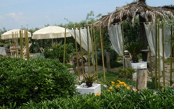 ombrelloni e gazebo in stile esotico con copertura di paglia gazebo e ombrelloni