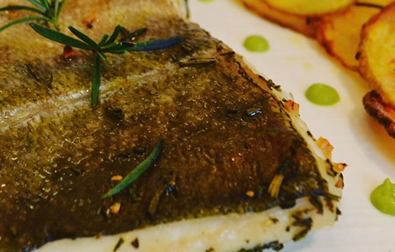trancio di pesce al forno con patate e rosmarino trancio di pesce